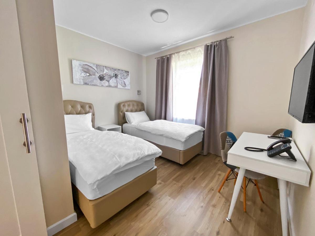 Toscanina Garni Hotel Dobrovo Esterno foto